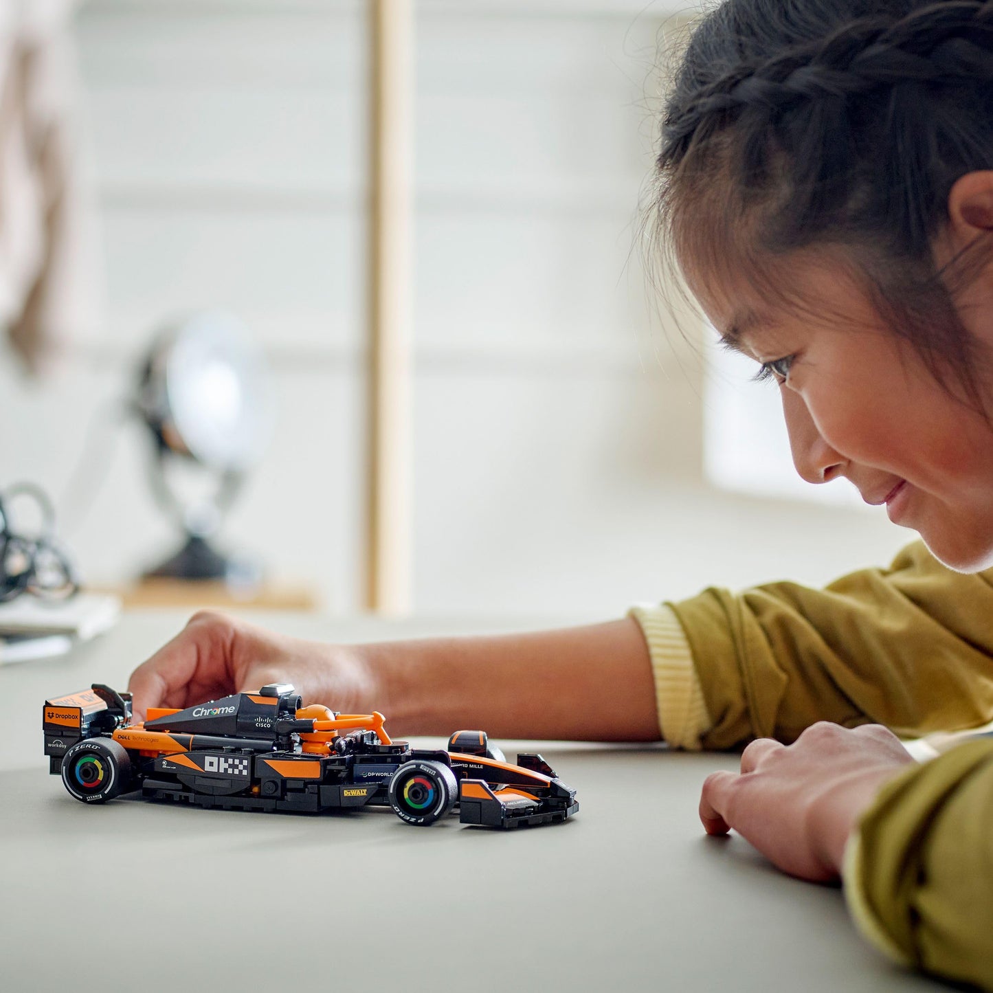 LEGO Speed Champions Ferrari SF-24 F1 Rennauto - Spielzeug mit Formel 1 Minifigur zum Sammeln - Bauset für Kinder - Sammlerstück - Geschenk für Jungen & Mädchen ab 10 Jahren oder erwachsene Fans 77242