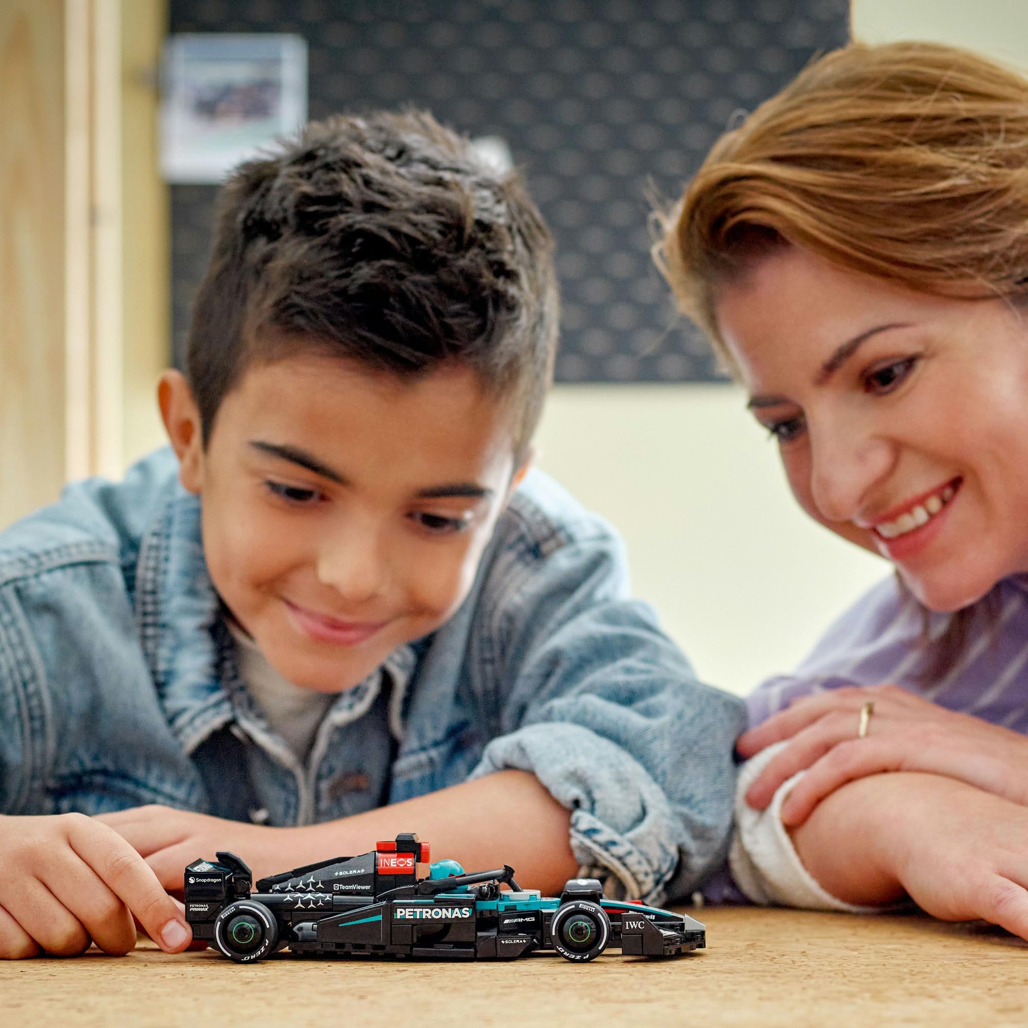 LEGO Speed Champions Ferrari SF-24 F1 Rennauto - Spielzeug mit Formel 1 Minifigur zum Sammeln - Bauset für Kinder - Sammlerstück - Geschenk für Jungen & Mädchen ab 10 Jahren oder erwachsene Fans 77242