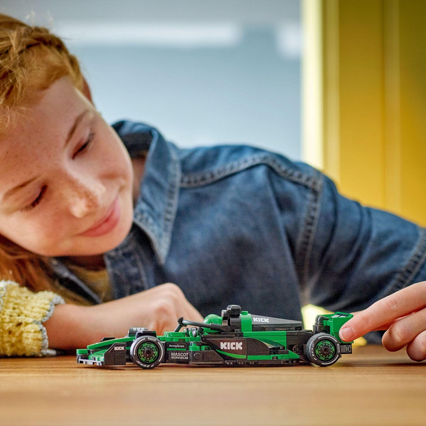 LEGO Speed Champions Ferrari SF-24 F1 Rennauto - Spielzeug mit Formel 1 Minifigur zum Sammeln - Bauset für Kinder - Sammlerstück - Geschenk für Jungen & Mädchen ab 10 Jahren oder erwachsene Fans 77242