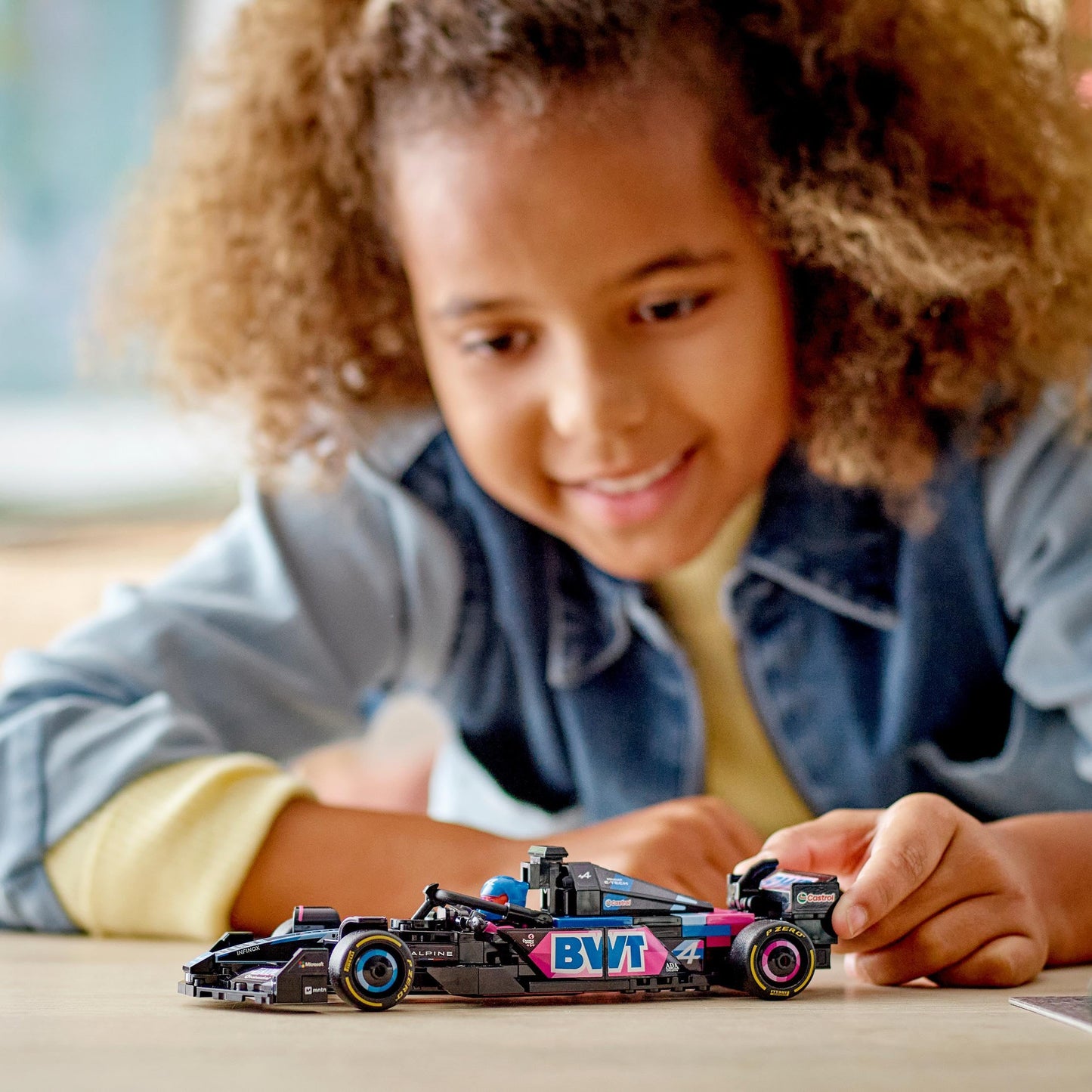 LEGO Speed Champions Ferrari SF-24 F1 Rennauto - Spielzeug mit Formel 1 Minifigur zum Sammeln - Bauset für Kinder - Sammlerstück - Geschenk für Jungen & Mädchen ab 10 Jahren oder erwachsene Fans 77242