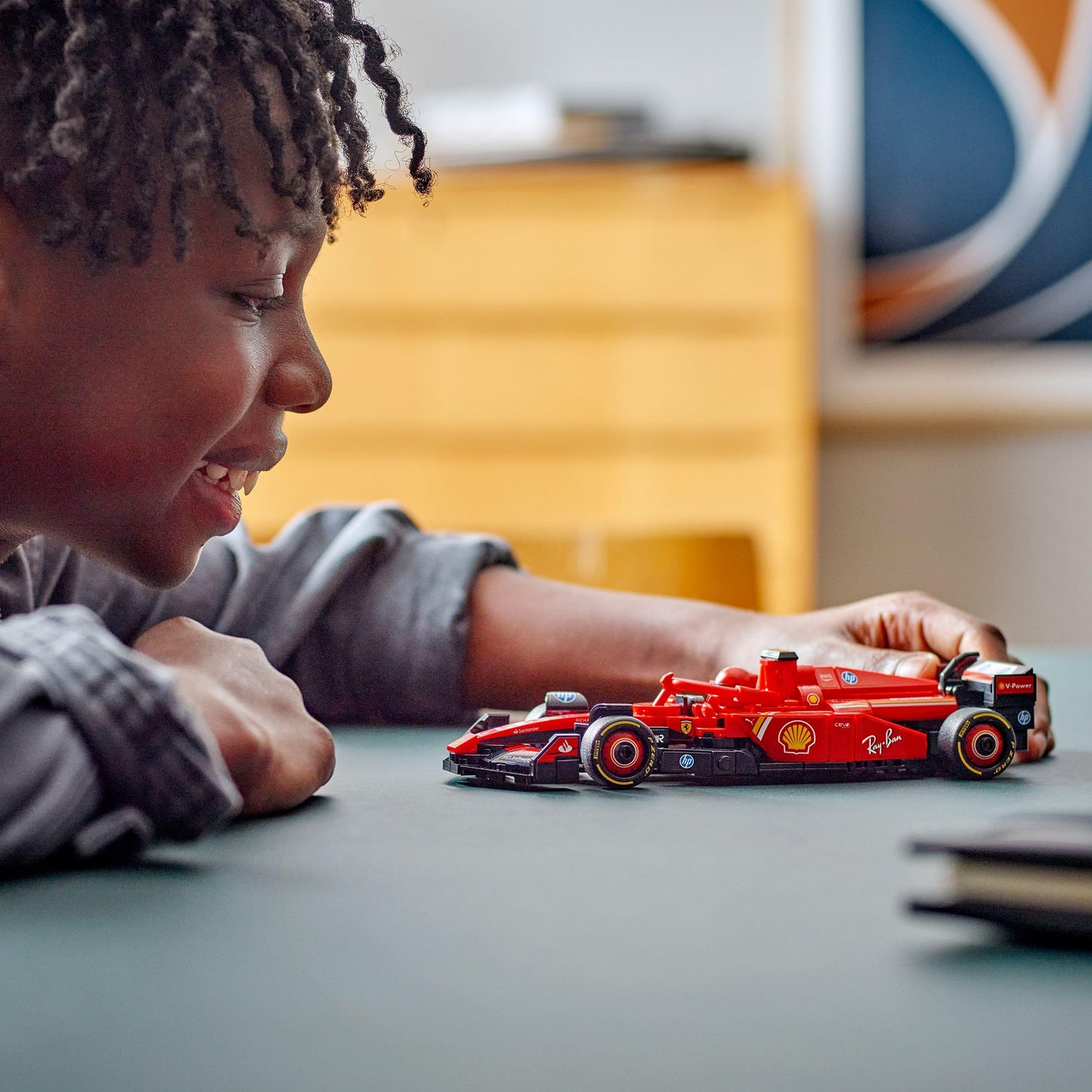 LEGO Speed Champions Ferrari SF-24 F1 Rennauto - Spielzeug mit Formel 1 Minifigur zum Sammeln - Bauset für Kinder - Sammlerstück - Geschenk für Jungen & Mädchen ab 10 Jahren oder erwachsene Fans 77242
