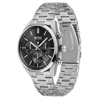 Schrägansicht der BOSS Chronograph Herrenuhr 1513871 mit Edelstahlgehäuse und Metallarmband