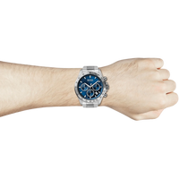 BOSS Hero 1513755 Herren Chronograph mit blauem Zifferblatt getragen am Handgelenk