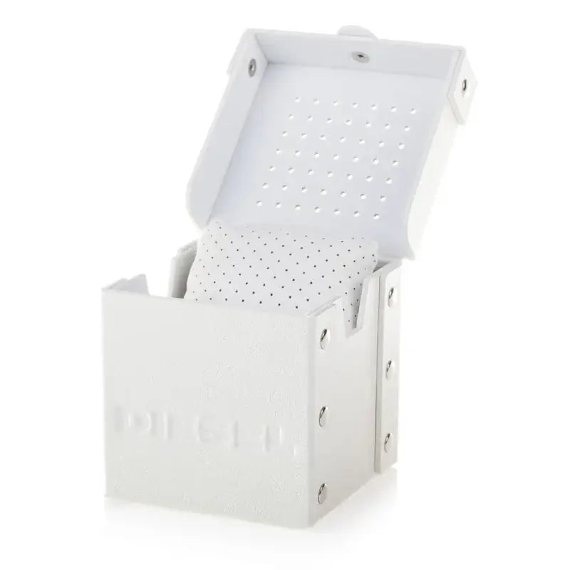 Weiße Diesel Uhrenbox mit geöffneter Klappe und gepolstertem Einsatz zur Aufbewahrung der Diesel Mega Chief Herrenuhr
