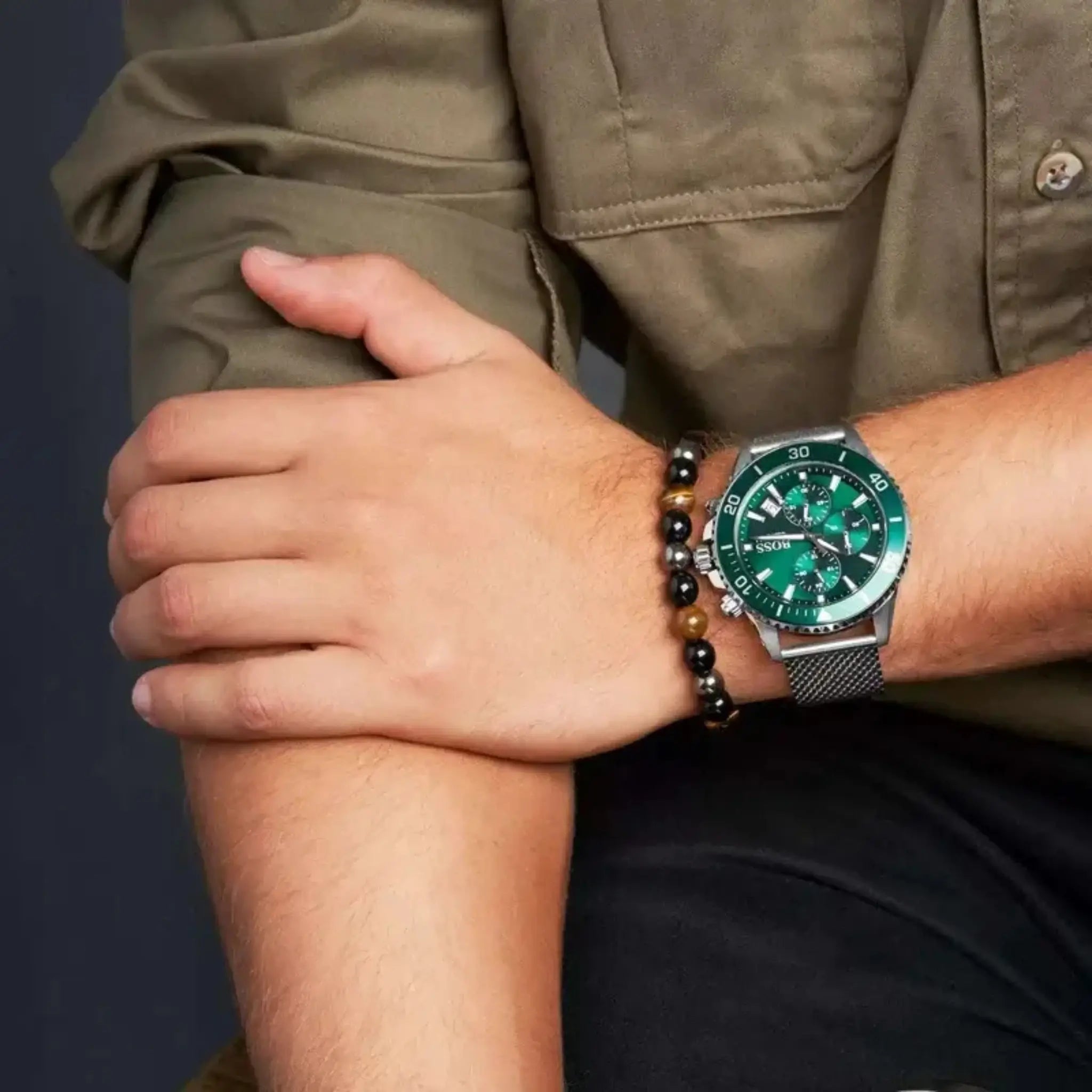 Hugo Boss Admiral 1513905 grüne Herrenuhr am Handgelenk mit Edelstahl-Meshband getragen