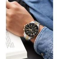 BOSS Admiral 1513908 Herrenchronograph – zweifarbige Edelstahlarmbanduhr am Handgelenk getragen
