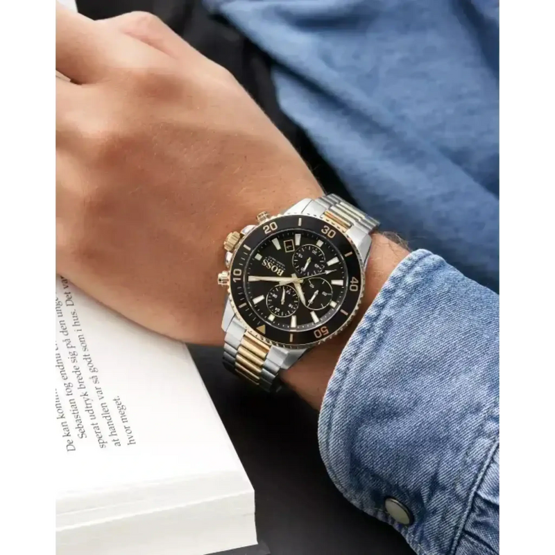BOSS Admiral 1513908 Herrenchronograph – zweifarbige Edelstahlarmbanduhr am Handgelenk getragen
