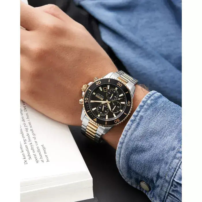 BOSS Admiral 1513908 Herrenchronograph – zweifarbige Edelstahlarmbanduhr am Handgelenk getragen
