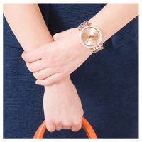 Michael Kors Darci MK3192 Damenuhr in Roségold getragen am Damenhandgelenk