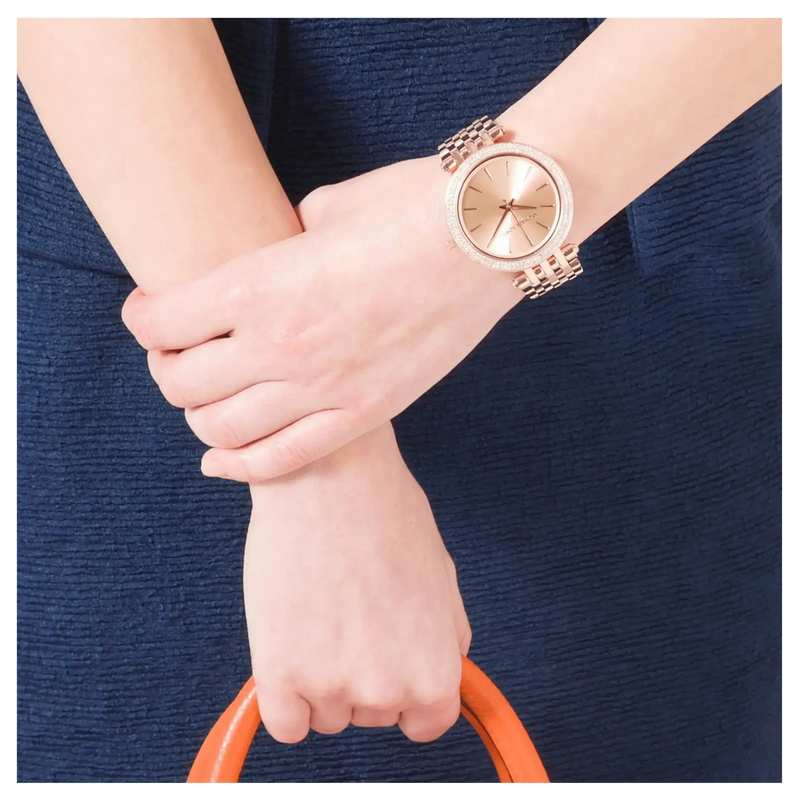 Michael Kors Darci MK3192 Damenuhr in Roségold getragen am Damenhandgelenk