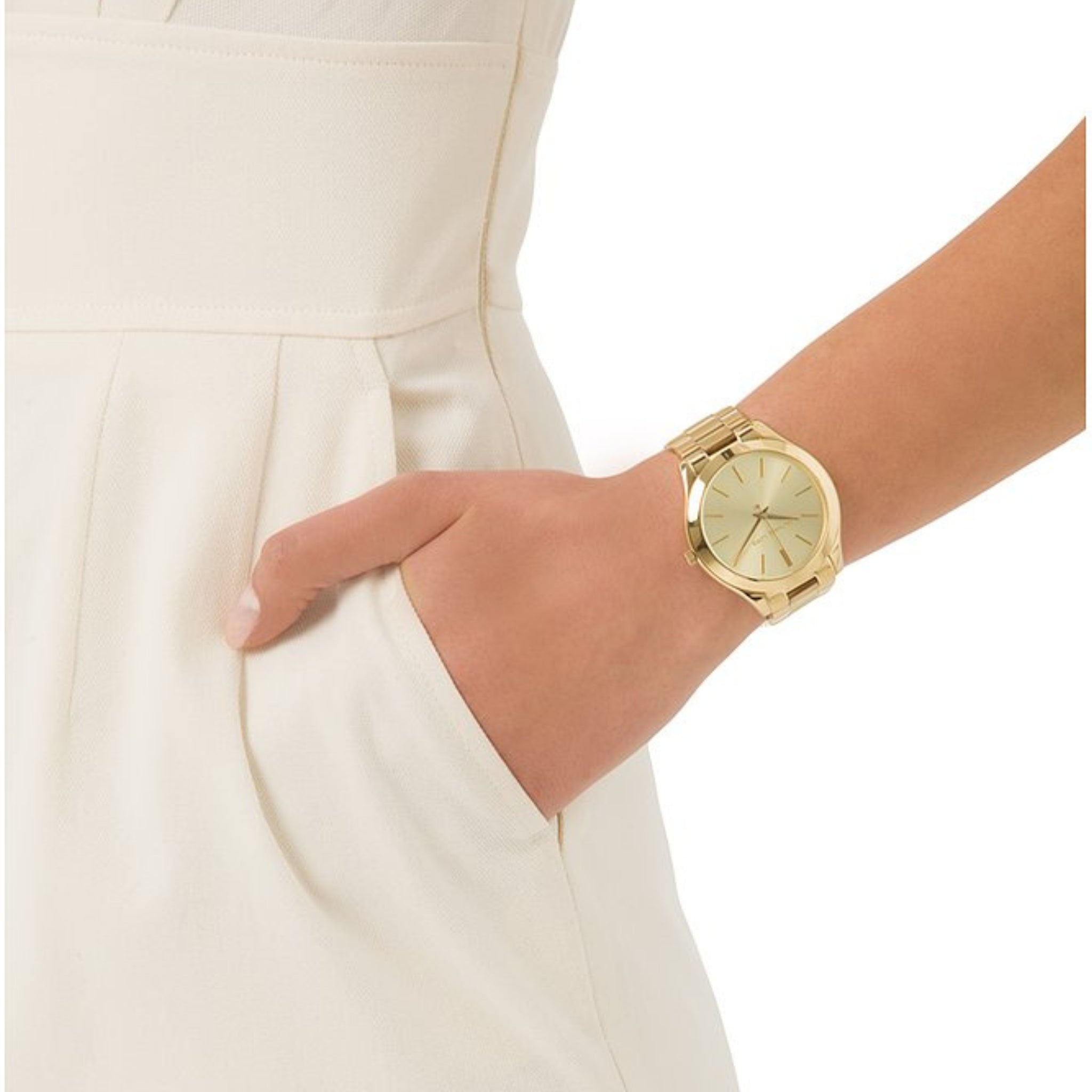 Michael Kors Runway Slim MK3179 Damenuhr in Gold getragen am Damenhandgelenk