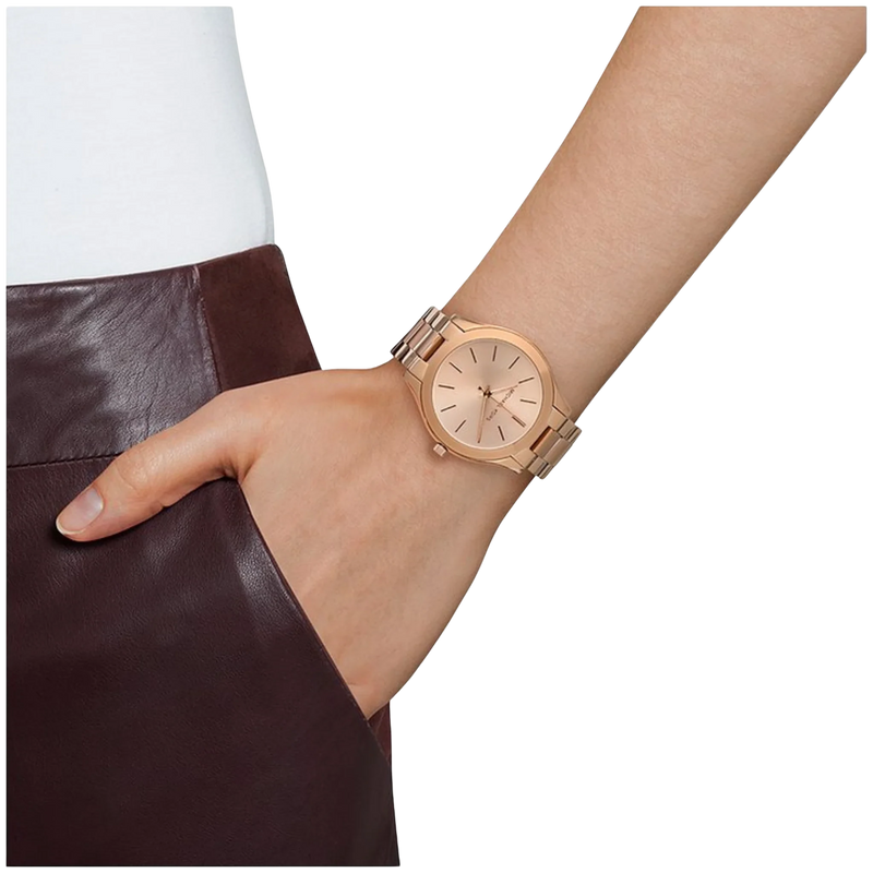 Michael Kors Runway Slim MK3197 Damenuhr in Roségold getragen am Damenhandgelenk
