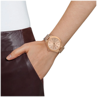 Michael Kors Runway Slim MK3197 Damenuhr in Roségold getragen am Damenhandgelenk