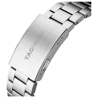 Detailaufnahme der TAG Heuer Formula 1 Herrenuhr mit Edelstahlarmband und gravierter Faltschließe