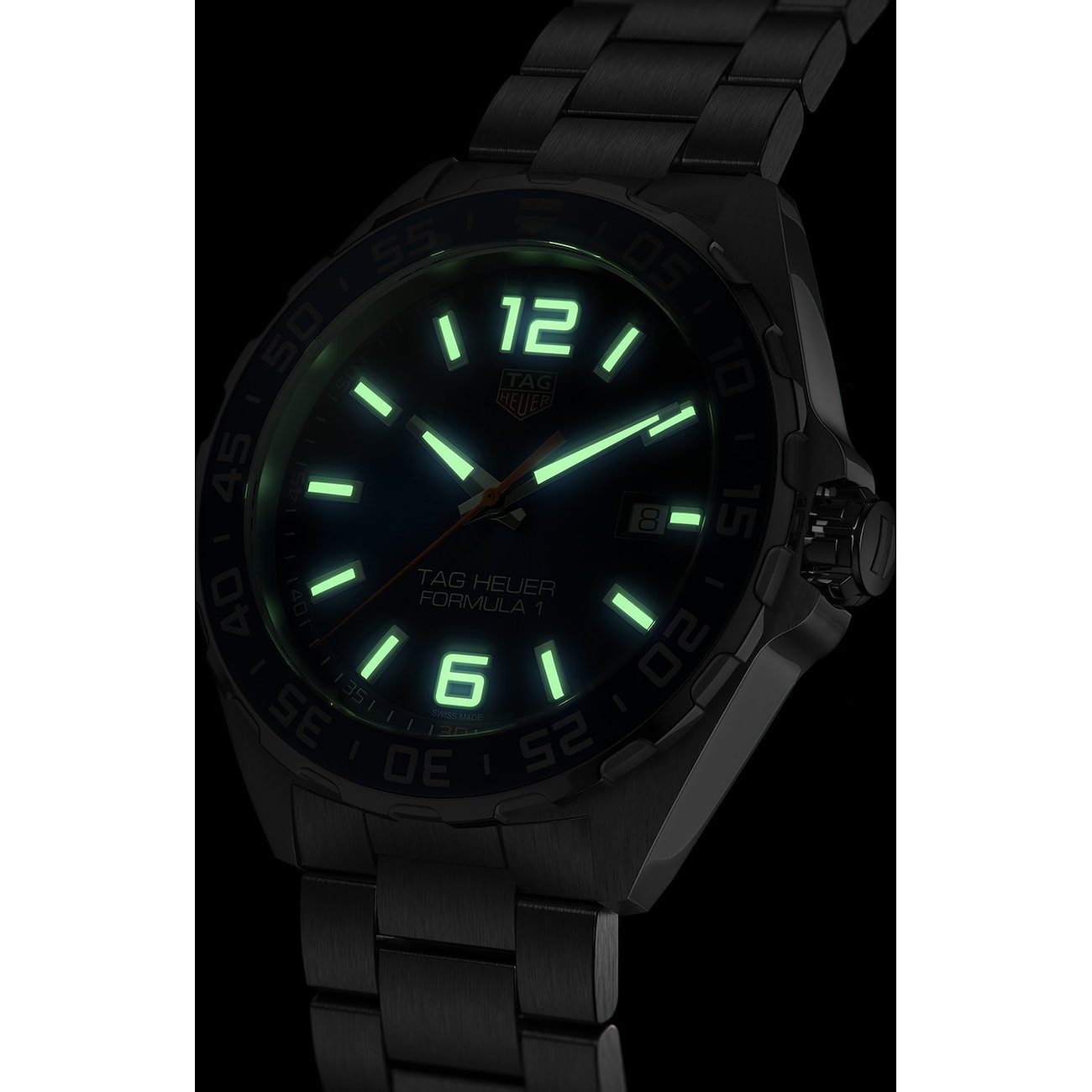 TAG Heuer Formula 1 Herrenuhr bei Dunkelheit mit leuchtenden Indizes und Zeigern für optimale Ablesbarkeit

