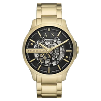 Goldene Armani Exchange Herrenuhr am Handgelenk, mit schwarzem Zifferblatt und skelettiertem Design