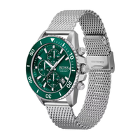 Hugo Boss Herrenuhr Chronograph Modell 1513905 in grüner Farbe mit Edelstahl-Mesharmband in seitlicher Perspektive