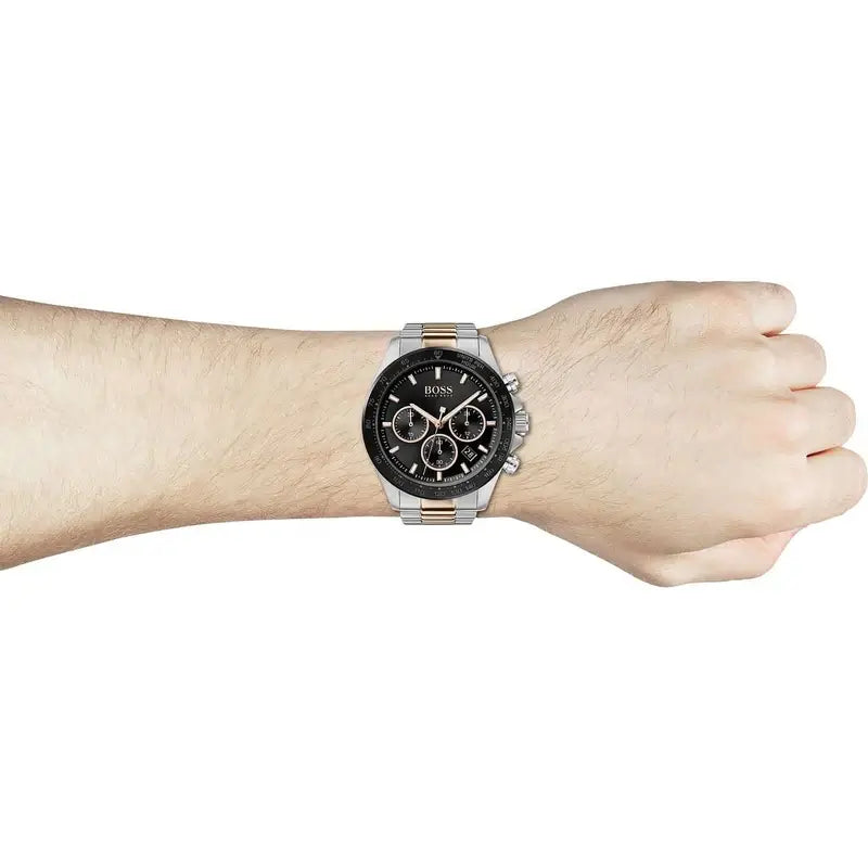 Boss Chronograph 1513757 am Handgelenk zur Darstellung der Passform
