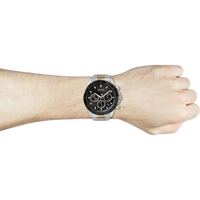 Boss Chronograph 1513757 am Handgelenk zur Darstellung der Passform
