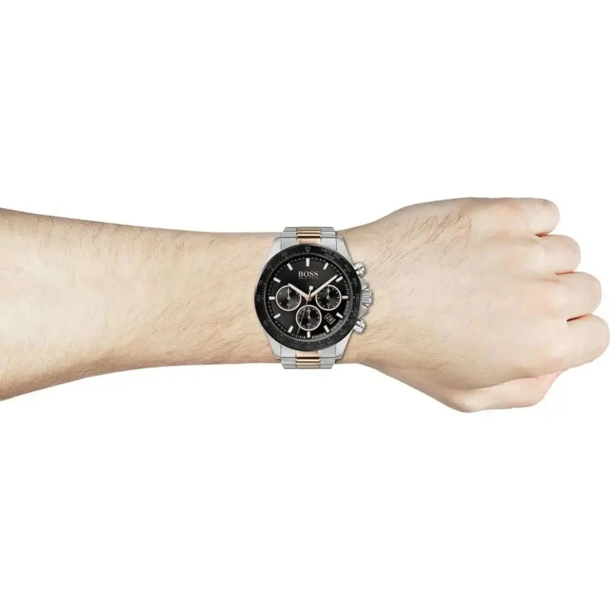 Boss Chronograph 1513757 am Handgelenk zur Darstellung der Passform
