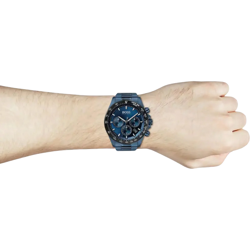 Boss Chronograph 1513758 in Blau am Handgelenk getragen – elegante Edelstahl-Armbanduhr