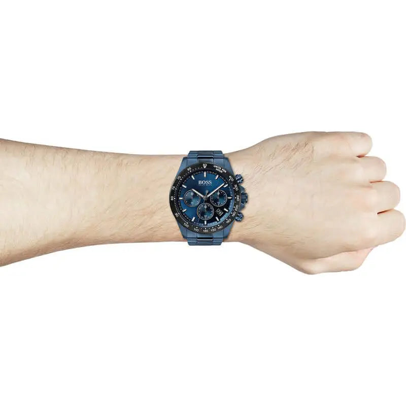 Boss Chronograph 1513758 in Blau am Handgelenk getragen – elegante Edelstahl-Armbanduhr
