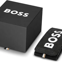 chwarze quadratische BOSS-Geschenkbox und schwarzes BOSS-Stoffetui nebeneinander auf weißem Hintergrund. - Bild 5