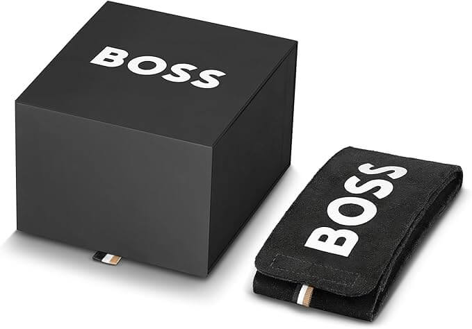 chwarze quadratische BOSS-Geschenkbox und schwarzes BOSS-Stoffetui nebeneinander auf weißem Hintergrund.