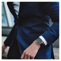 Detailaufnahme der Daniel Wellington Classic Black Herrenuhr mit schwarzem Lederarmband