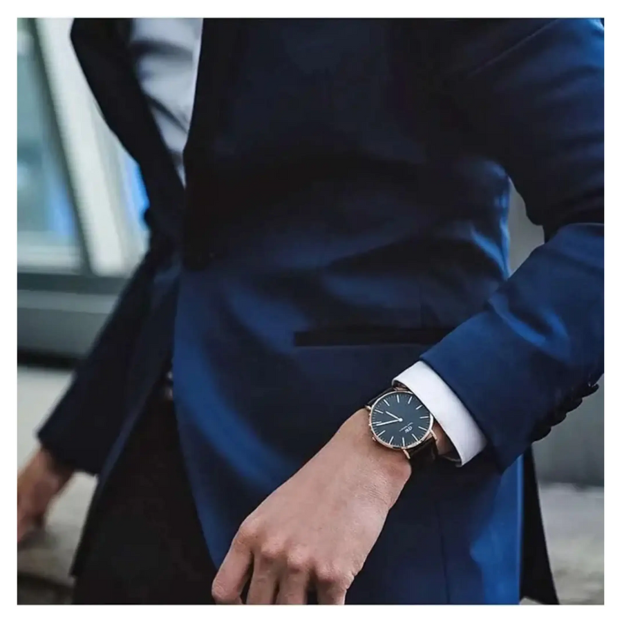 Detailaufnahme der Daniel Wellington Classic Black Herrenuhr mit schwarzem Lederarmband