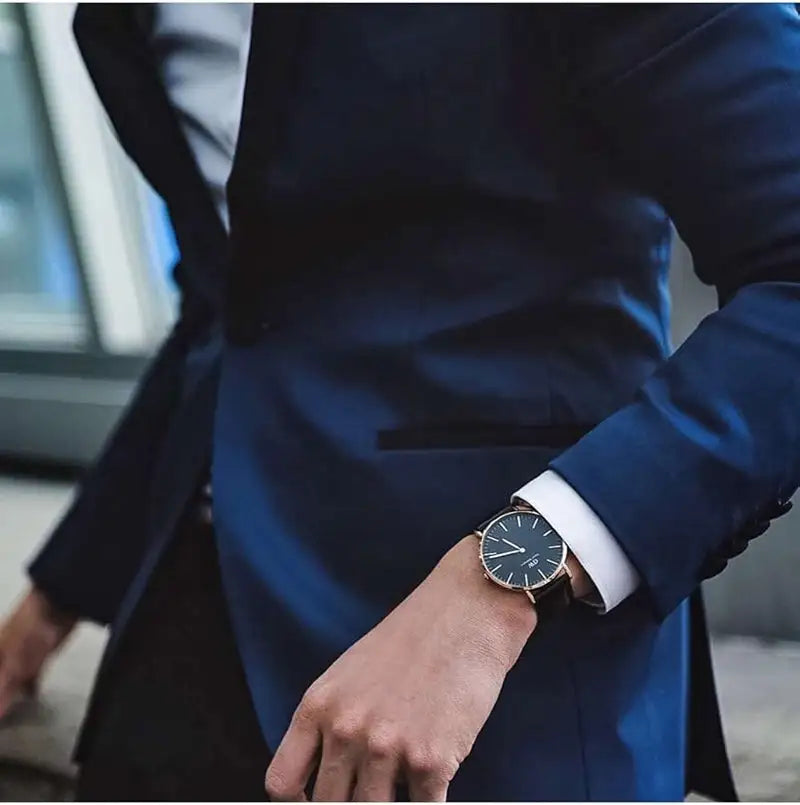 Detailaufnahme der Daniel Wellington Classic Black Herrenuhr mit schwarzem Lederarmband