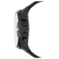 Diesel Chronograph Herren Uhr mit schwarzem Gehäuse und schwarzem Armband mit roten Details, seitliche Ansicht.