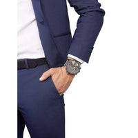 Diesel Chronograph Mr. Daddy DZ7315 – Herrenuhr in Grau mit Edelstahlarmband am Handgelenk, getragen zu elegantem blauen Anzug
 - Bild 2