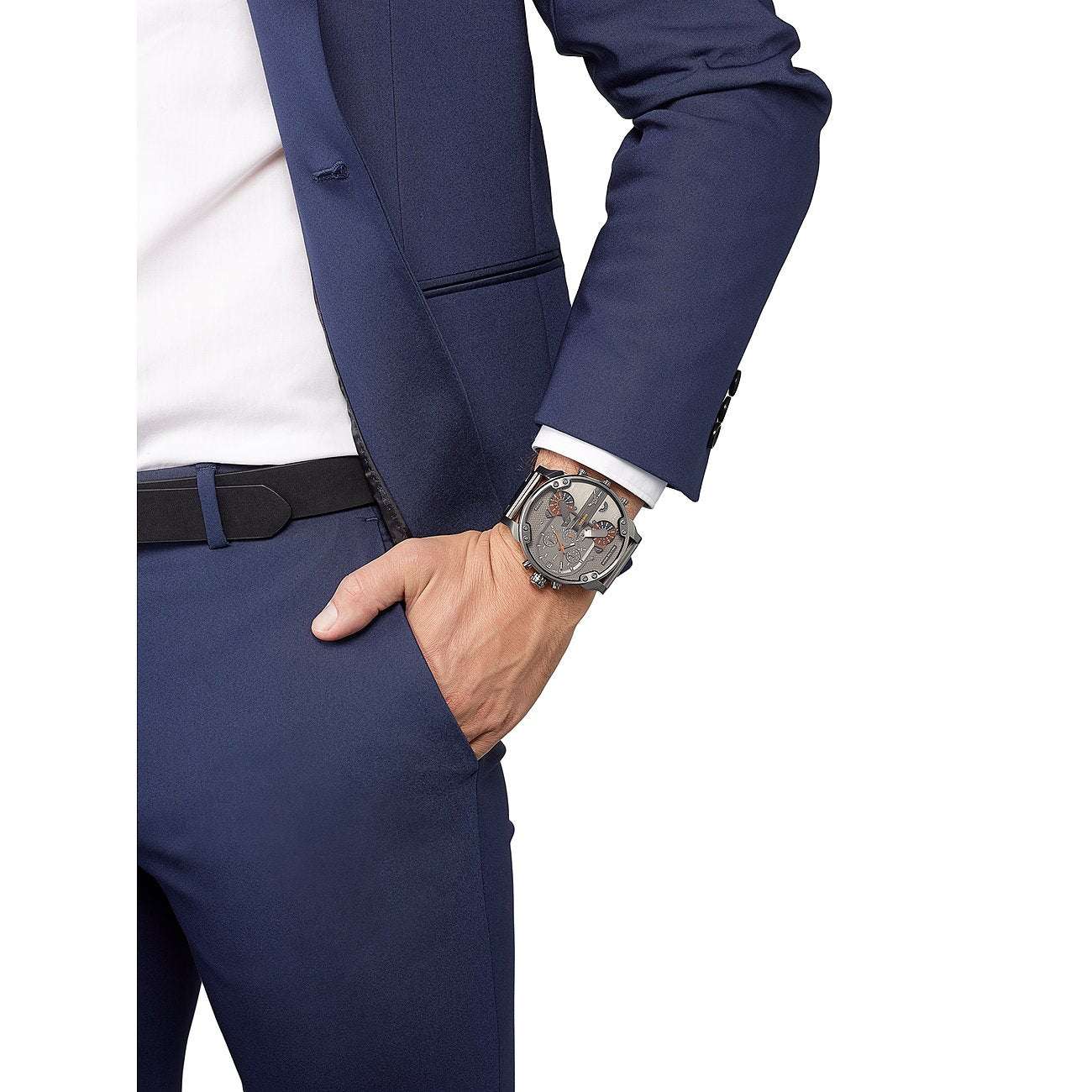 Diesel Chronograph Mr. Daddy DZ7315 – Herrenuhr in Grau mit Edelstahlarmband am Handgelenk, getragen zu elegantem blauen Anzug
