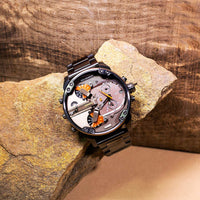 Diesel Chronograph Mr. Daddy DZ7315 – graue Edelstahl-Herrenuhr mit auffälligem Zifferblatt, stilvoll fotografiert im Lifestyle-Setting auf Stein - Bild 5