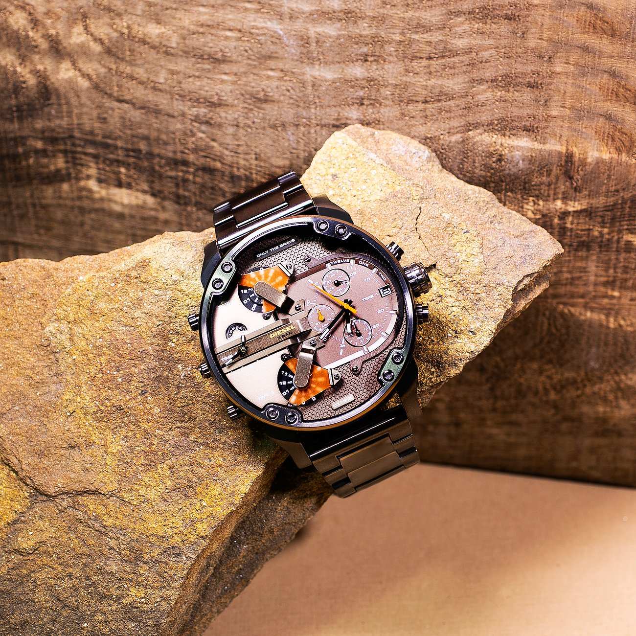 Diesel Chronograph Mr. Daddy DZ7315 – graue Edelstahl-Herrenuhr mit auffälligem Zifferblatt, stilvoll fotografiert im Lifestyle-Setting auf Stein