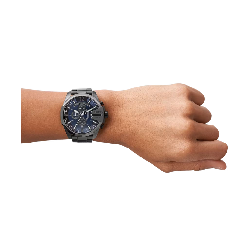 Diesel Herrenuhr Modell DZ4329 am Handgelenk getragen mit silbernem Edelstahlarmband im markanten und modernen Lifestyle Design fuer Herren