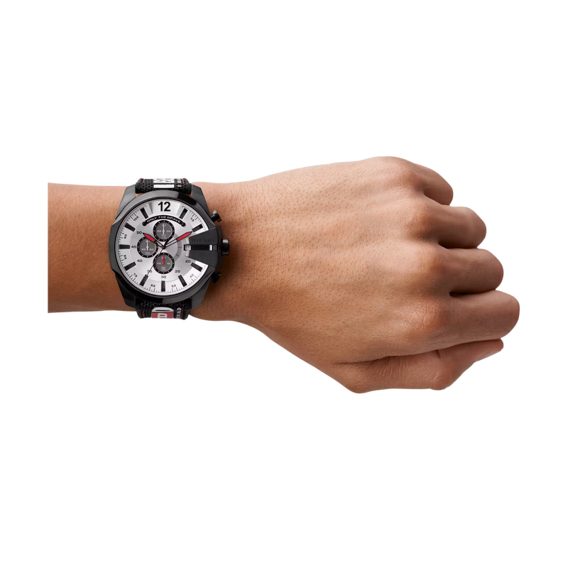 Diesel Herrenuhr Modell DZ4512 am Handgelenk getragen mit schwarzem Textilarmband und weissem Zifferblatt im sportlichen Lifestyle Look