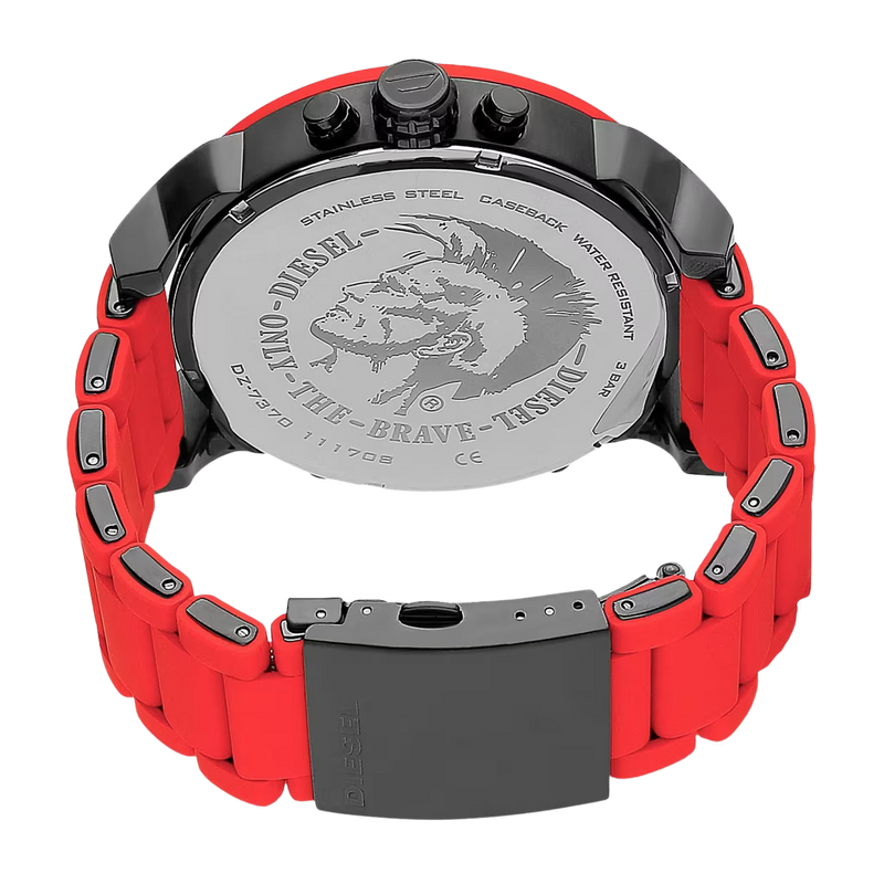 Rueckseite der Diesel Herrenuhr DZ7370 mit Edelstahl Gehaeuseboden rotem Silikonarmband und graviertem Diesel Logo im markanten Design