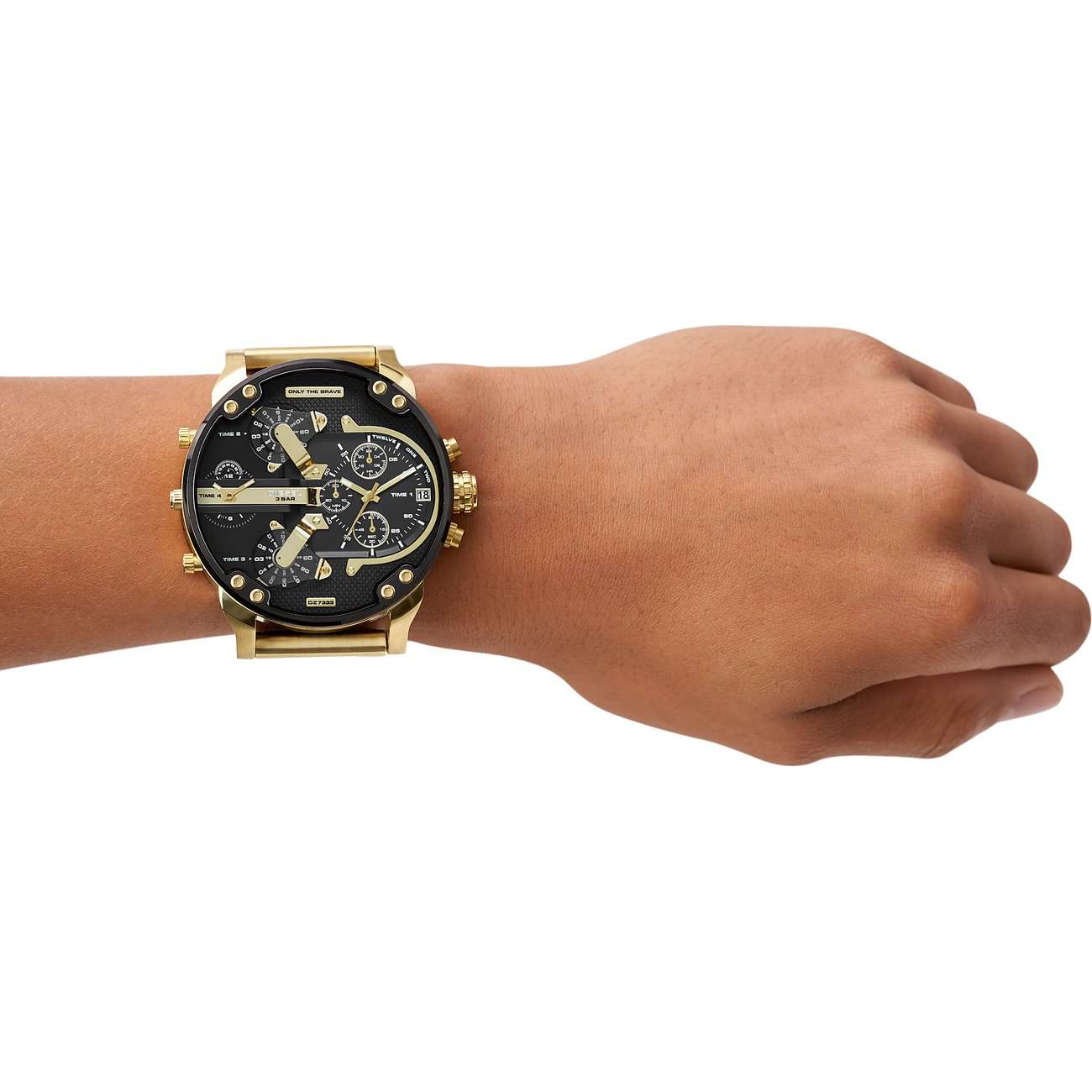 Diesel Herrenuhr Mr. Daddy 2.0 DZ7333 in Gold – große Chronographen-Uhr mit schwarzem Zifferblatt, getragen am Handgelenk