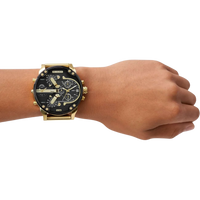 Diesel Herrenuhr Mr. Daddy 2.0 DZ7333 in Gold – große Chronographen-Uhr mit schwarzem Zifferblatt, getragen am Handgelenk