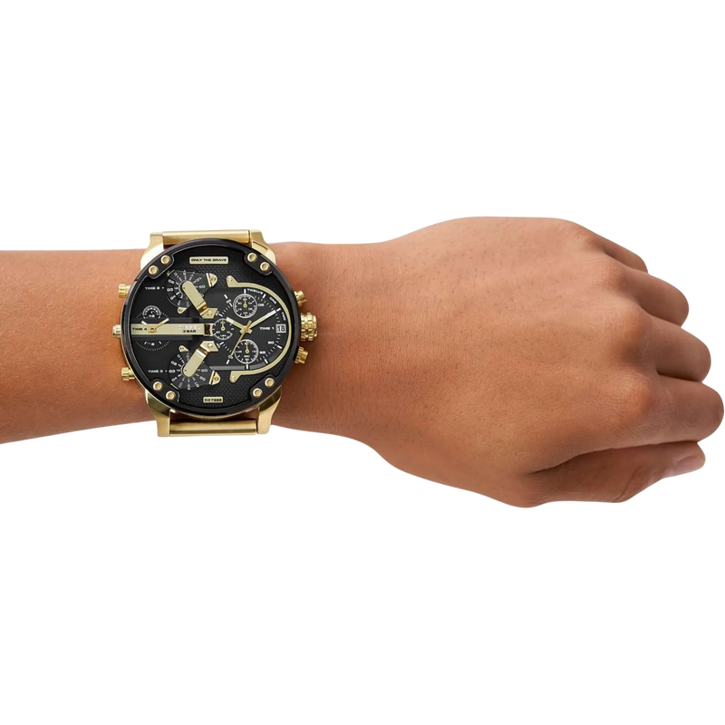 Diesel Herrenuhr Mr. Daddy 2.0 DZ7333 in Gold – große Chronographen-Uhr mit schwarzem Zifferblatt, getragen am Handgelenk