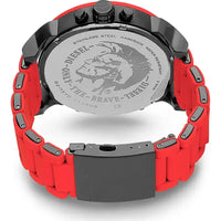 Rückseite der Diesel Herrenuhr Mr. Daddy DZ7370 mit Edelstahlboden, eingraviertem Diesel-Logo ‚Only The Brave‘ und rotem Silikonarmband