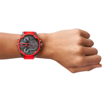 Diesel Herrenuhr Mr. Daddy DZ7370 getragen am Handgelenk – sportlich auffällige Herren-Chronograph Uhr in Rot und Schwarz mit Edelstahlgehäuse