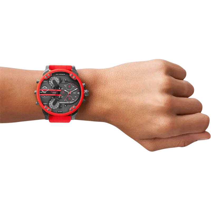 Diesel Herrenuhr Mr. Daddy DZ7370 getragen am Handgelenk – sportlich auffällige Herren-Chronograph Uhr in Rot und Schwarz mit Edelstahlgehäuse