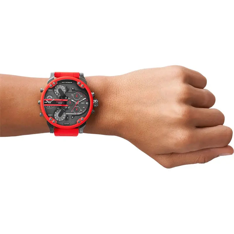 Diesel Herrenuhr Mr. Daddy DZ7370 getragen am Handgelenk – sportlich auffällige Herren-Chronograph Uhr in Rot und Schwarz mit Edelstahlgehäuse
