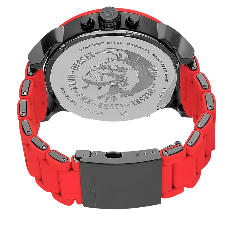 Rückseite der Diesel Herrenuhr Mr. Daddy DZ7370 mit Edelstahlboden, eingraviertem Diesel-Logo ‚Only The Brave‘ und rotem Silikonarmband