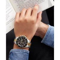 Hugo Boss Admiral 1513908 Herrenchronograph zweifarbig am Handgelenk beim Lesen getragen - Bild 4