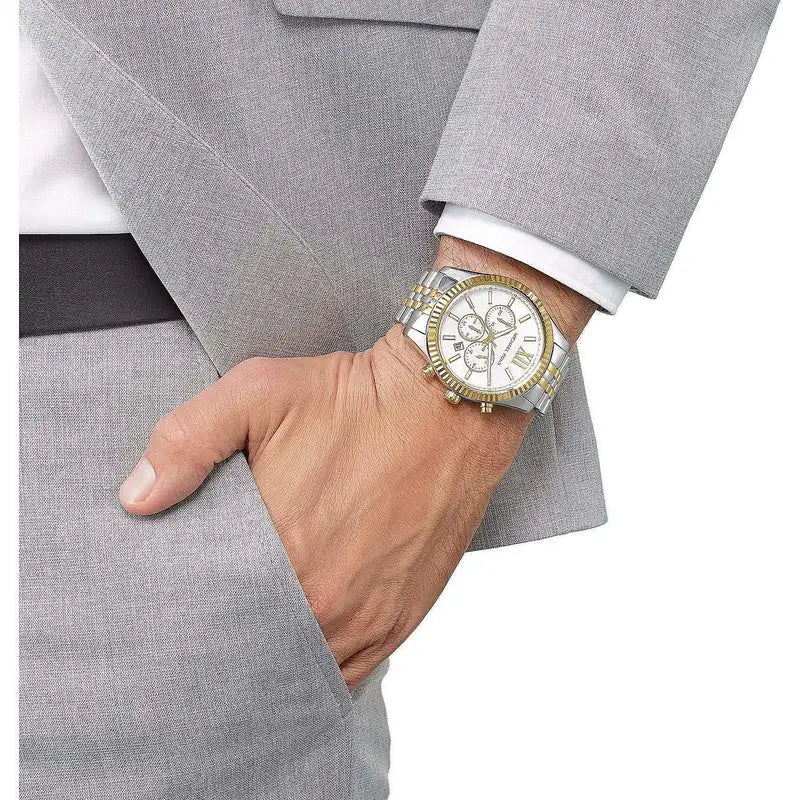 Michael Kors Chronograph Lexington MK8344 am Handgelenk – elegante Herren Uhr aus Edelstahl in Gold Silber mit Chronograph und Datumsanzeige