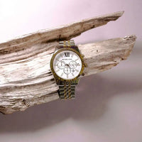 Michael Kors Chronograph Lexington MK8344 Herren Uhr in Gold Silber – stilvolle Lifestyle-Aufnahme auf Holz mit edlem Design und römischen Ziffern - Bild 4